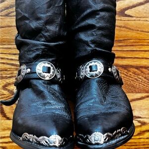 Authentic BLK DINGO brand boots. Size 6.5. Excellent shape, some scuffs on sole